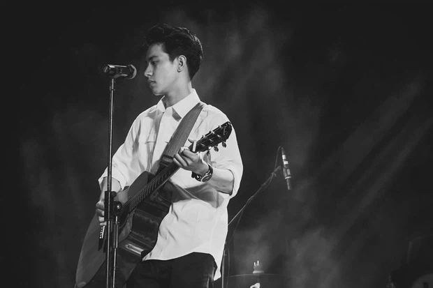 Anh từng nổi tiếng với hình ảnh thư sinh cùng cây đàn ghita.