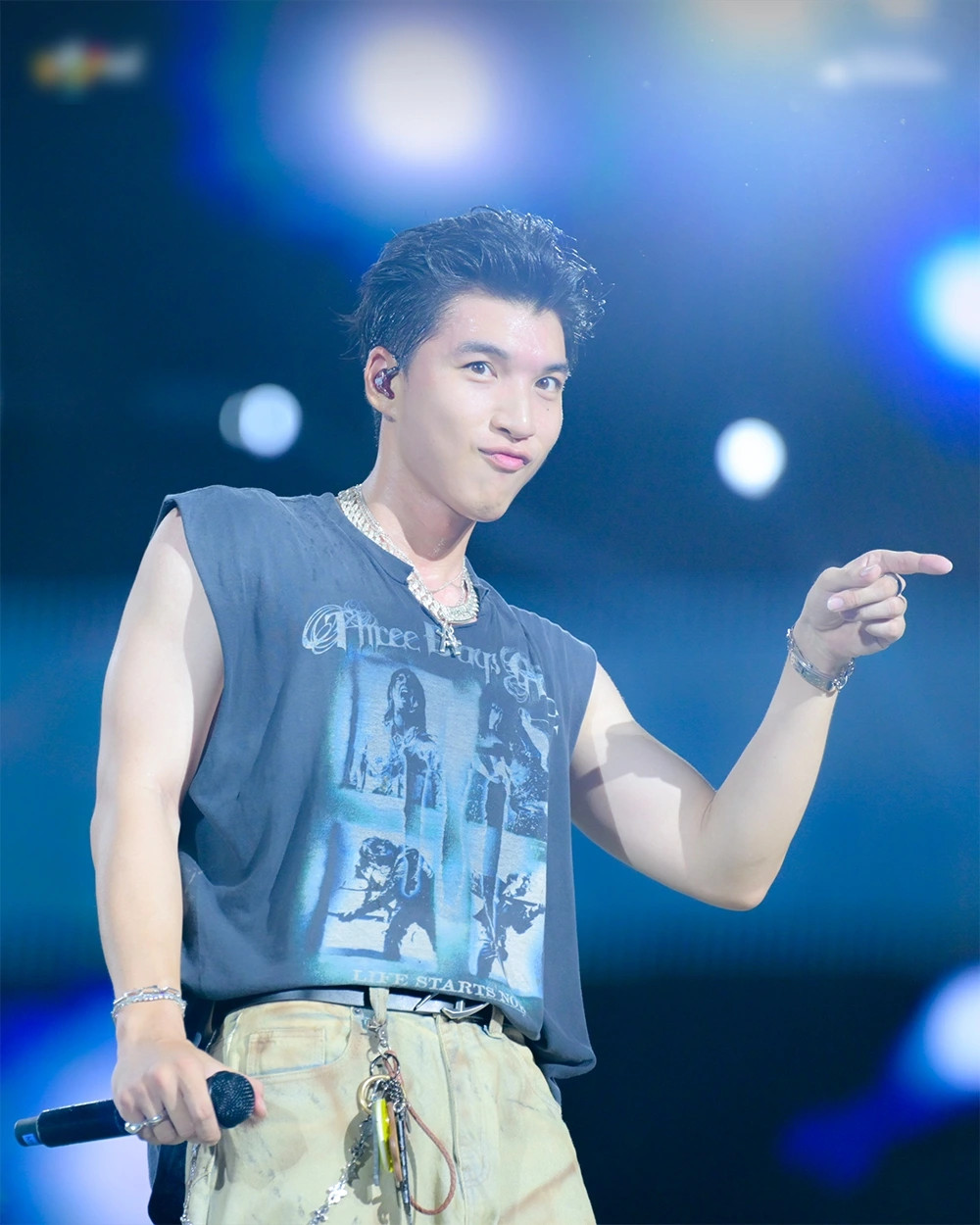 Giờ đây, khi đoạn video hậu trường được chia sẻ, người hâm mộ hiểu rằng đằng sau phong thái tự tin ấy là một quá trình chuẩn bị nghiêm túc.