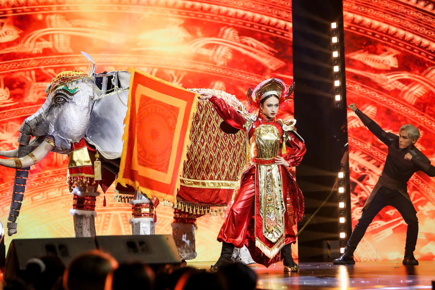 Học viên Phương Nhã (team Thúy Quỳnh) gây ấn tượng với hình ảnh cưỡi voi phất cờ trên sân khấu. Học viên Phương Nhã (team Thúy Quỳnh) gây ấn tượng với hình ảnh cưỡi voi phất cờ trên sân khấu.