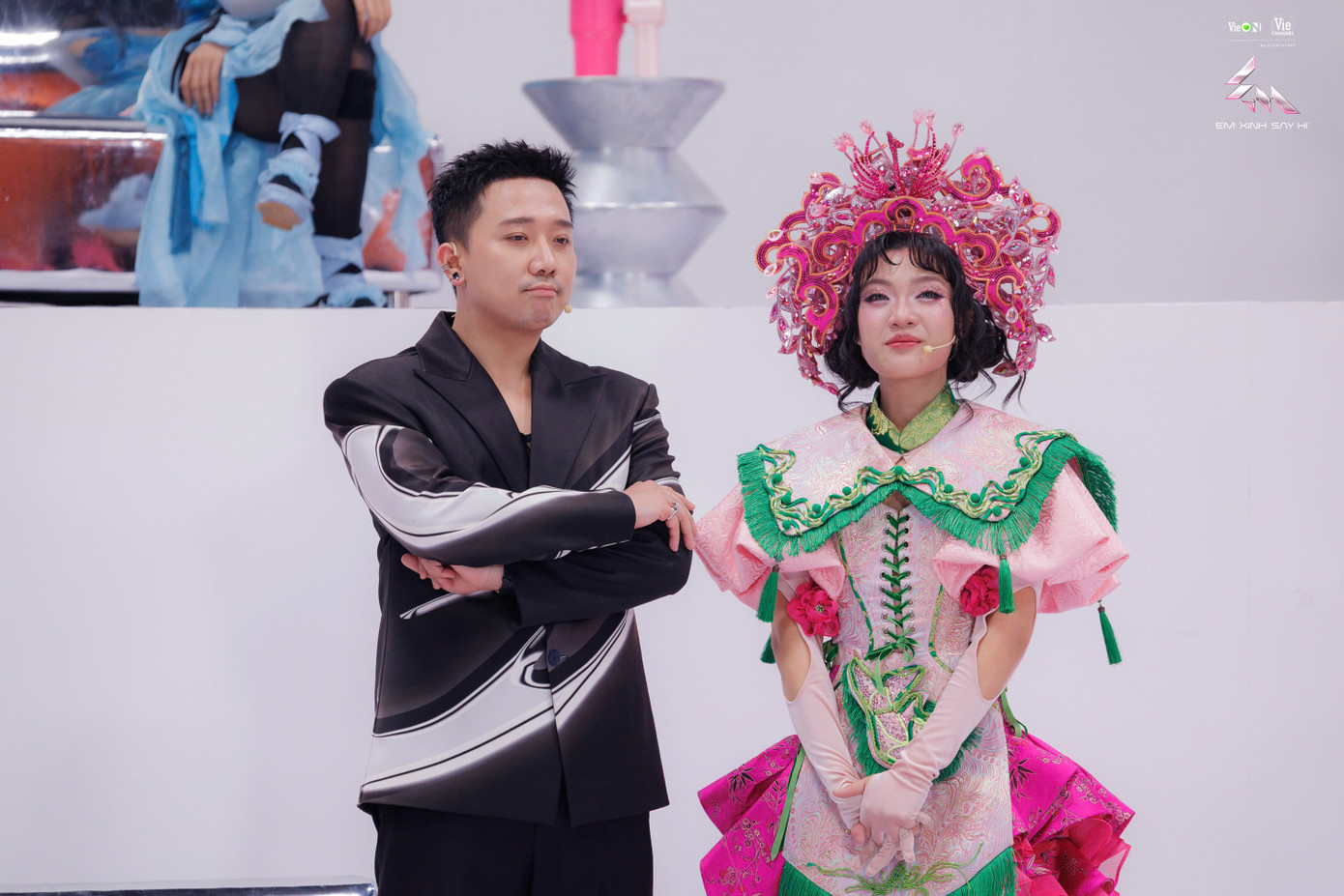 Chi Xê trải lòng về sự tiếc nuối khi bản thân không vượt qua được rào cản tự ti để sống trọn vẹn từng khoảnh khắc. Chi Xê trải lòng về sự tiếc nuối khi bản thân không vượt qua được rào cản tự ti để sống trọn vẹn từng khoảnh khắc.