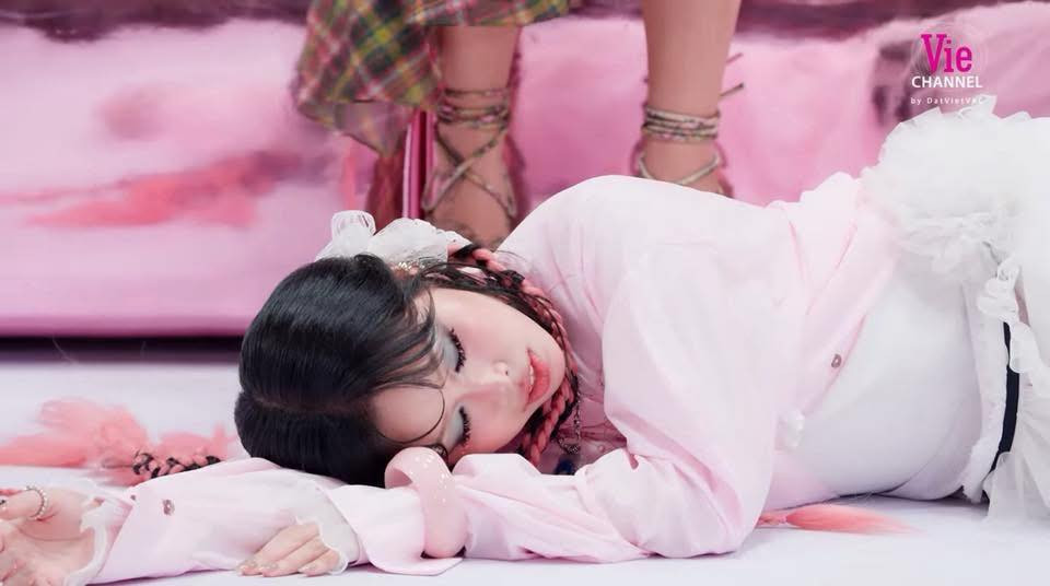 Bên cạnh đó, hành động của 52Hz cũng nhận được nhiều lời khen ngợi. Dù bị từ chối, cô vẫn giữ được sự bình tĩnh và tinh tế với đàn chị. Bên cạnh đó, hành động của 52Hz cũng nhận được nhiều lời khen ngợi. Dù bị từ chối, cô vẫn giữ được sự bình tĩnh và tinh tế với đàn chị.