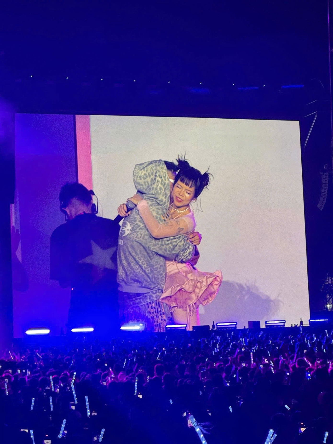 Wxrdie ôm chầm lấy bạn gái sau khi kết thúc ca khúc. Nguồn: NTPMM Wxrdie ôm chầm lấy bạn gái sau khi kết thúc ca khúc. Nguồn: NTPMM