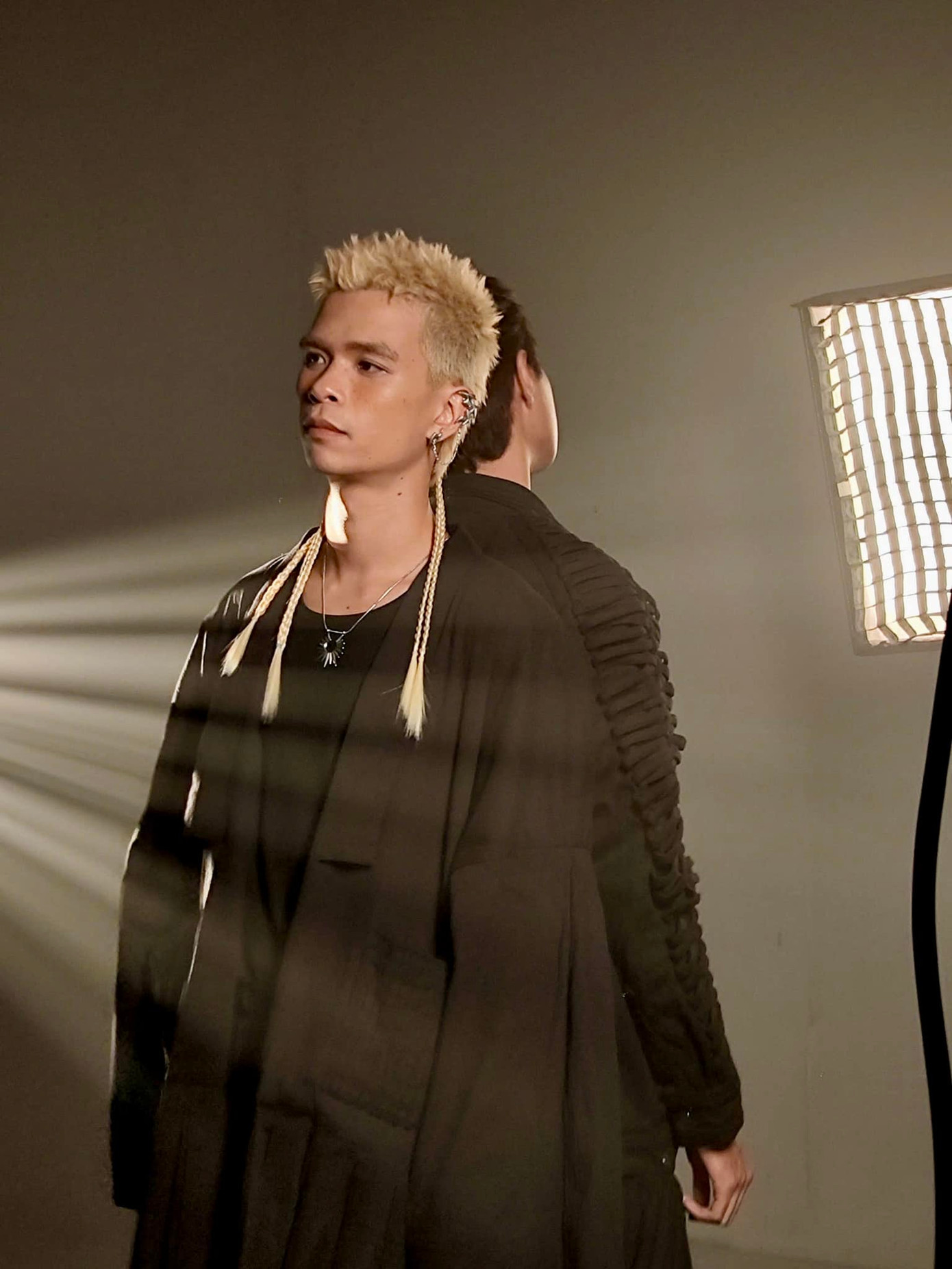 Không qua đào tạo bài bản tại các trường nhạc, nam nghệ sĩ sinh năm 1996 từng bước trở thành một ca sĩ - nhạc sĩ độc lập.