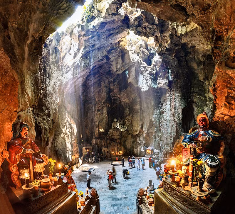 Động Âm phủ đầy kỳ bí thu hút nhiều du khách. Ảnh: Nụ Cười Mê Kông