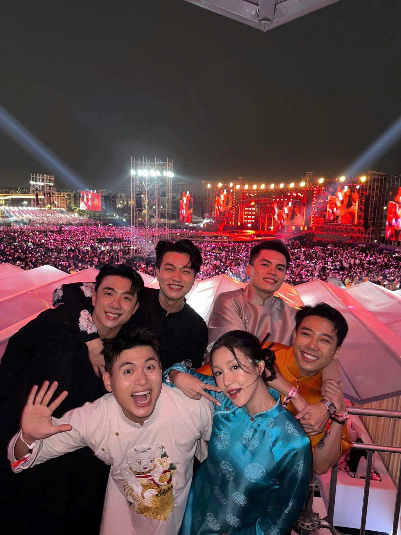 Gia đình Salim - Long Hạt Nhài, Ninh Dương Story, Hoàng Ku và bạn trai cùng đi xem concert. Gia đình Salim - Long Hạt Nhài, Ninh Dương Story, Hoàng Ku và bạn trai cùng đi xem concert.