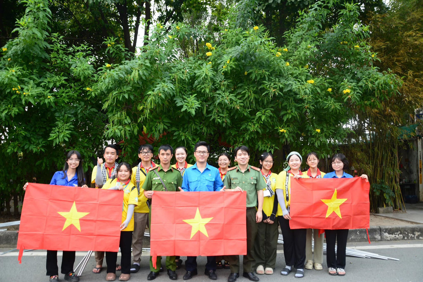 Công trình với 20 cột cờ thực hiện từ nguồn kinh phí vận động đóng góp của đoàn viên, thanh niên và chiến sĩ Xuân tình nguyện. Ảnh: Tuổi Trẻ Tân Túc Công trình với 20 cột cờ thực hiện từ nguồn kinh phí vận động đóng góp của đoàn viên, thanh niên và chiến sĩ Xuân tình nguyện. Ảnh: Tuổi Trẻ Tân Túc