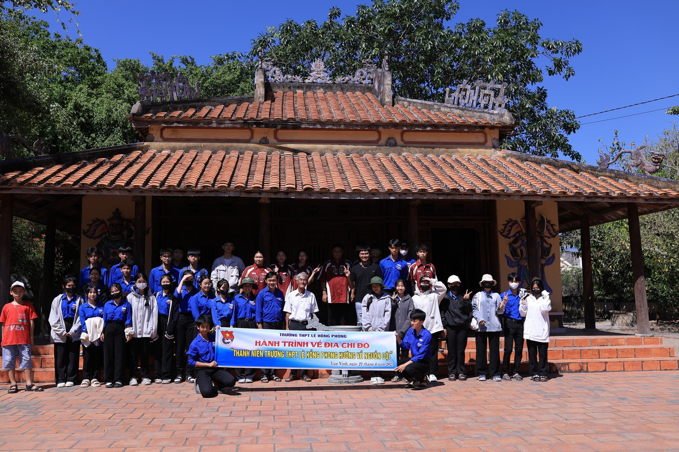 Ảnh: Đoàn trường THPT Lê Hồng Phong - Vạn Ninh Ảnh: Đoàn trường THPT Lê Hồng Phong - Vạn Ninh