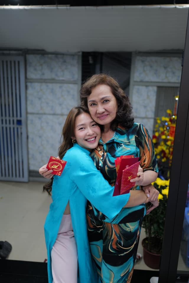 Khả Ngân chia sẻ: "Vẫn nơi đây, là nhà, là tình yêu thương, đi lâu đi xa bao lâu khi về vẫn mãi cảm giác đong đầy bình an". Khả Ngân chia sẻ: "Vẫn nơi đây, là nhà, là tình yêu thương, đi lâu đi xa bao lâu khi về vẫn mãi cảm giác đong đầy bình an".