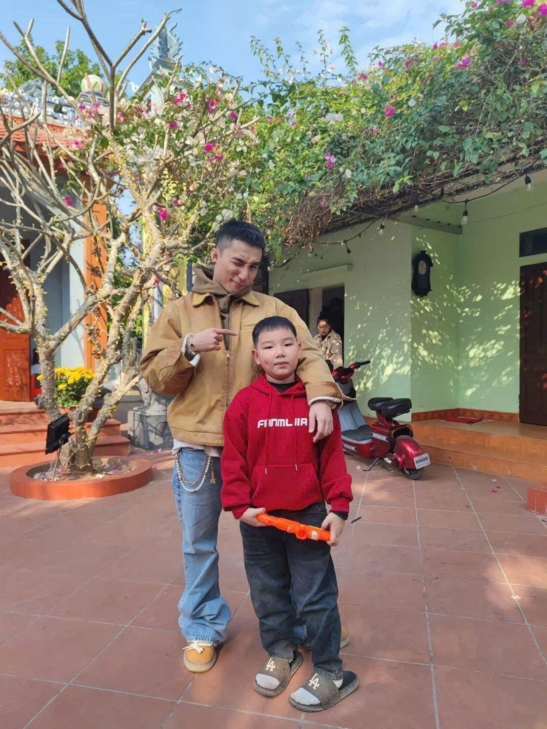 Sơn Tùng chụp ảnh cùng cháu tại quê nhà Thái Bình.