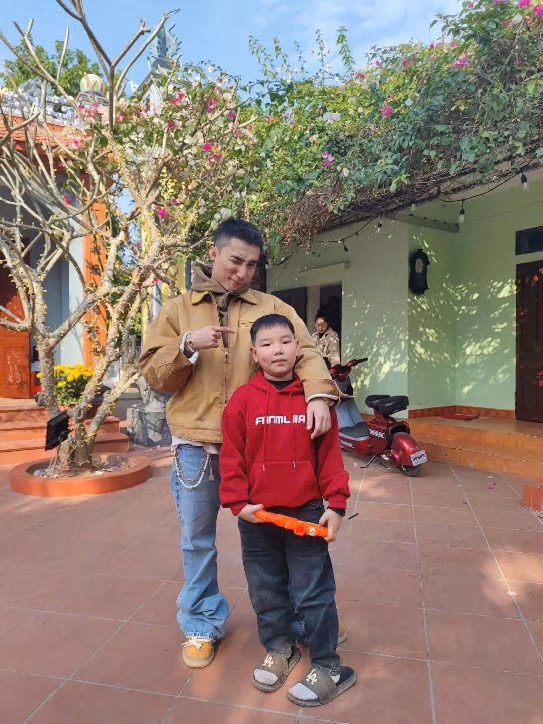 Sơn Tùng chụp ảnh cùng cháu tại quê nhà Thái Bình.