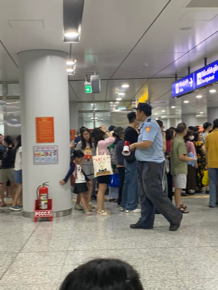 Người đi tàu chụp hình "người khổng lồ" của Metro. Ảnh: Đinh Huỳnh Ngọc Hằng, Bình Minh Người đi tàu chụp hình "người khổng lồ" của Metro. Ảnh: Đinh Huỳnh Ngọc Hằng, Bình Minh