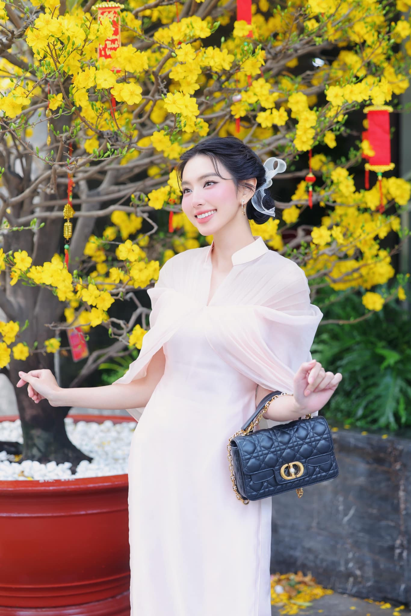 Hoa hậu Thùy Tiên "tươi không cần tưới". Hoa hậu Thùy Tiên "tươi không cần tưới".