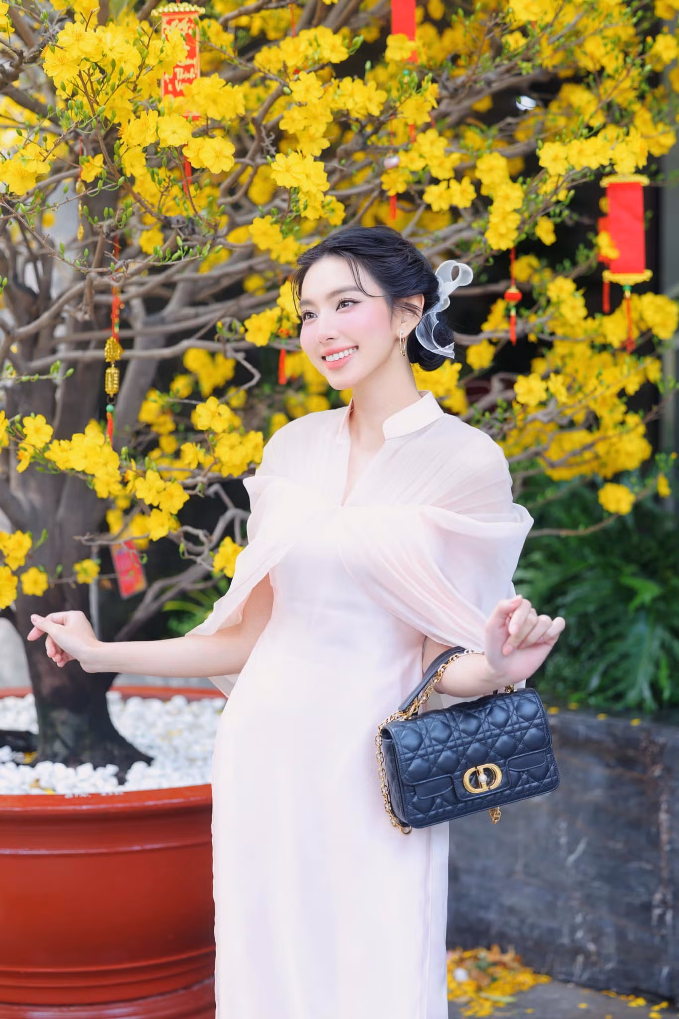 Hoa hậu Thùy Tiên "tươi không cần tưới".