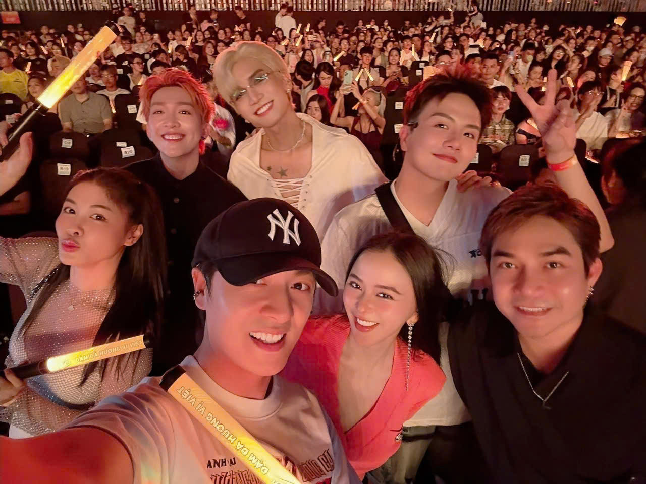 Dàn Anh Tài rủ nhau đến cổ vũ các Chị Đẹp.