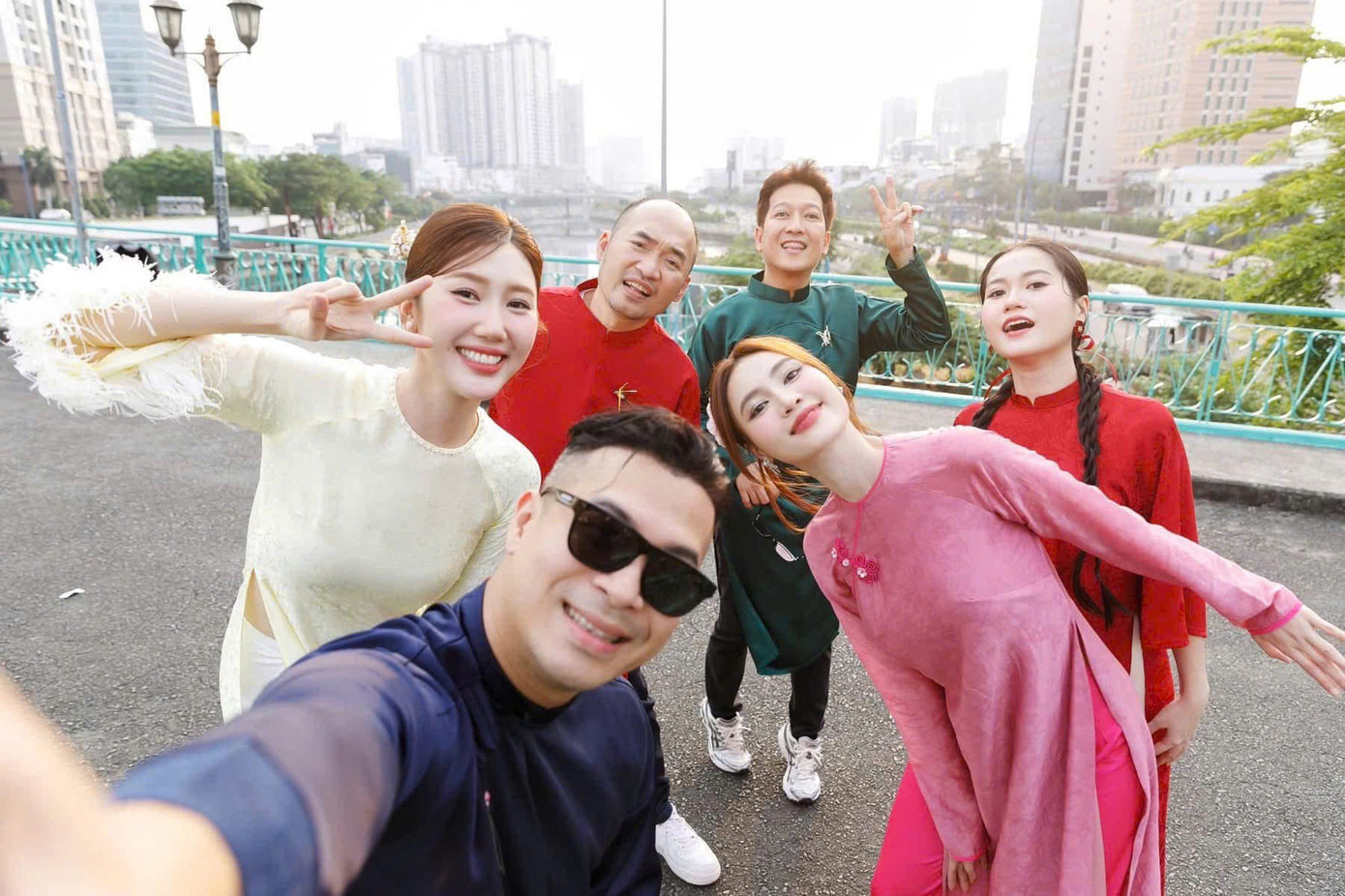 Tuy hay chọc ghẹo các em nhưng Tiến Luật rất thương yêu gia đình 7 Nụ.