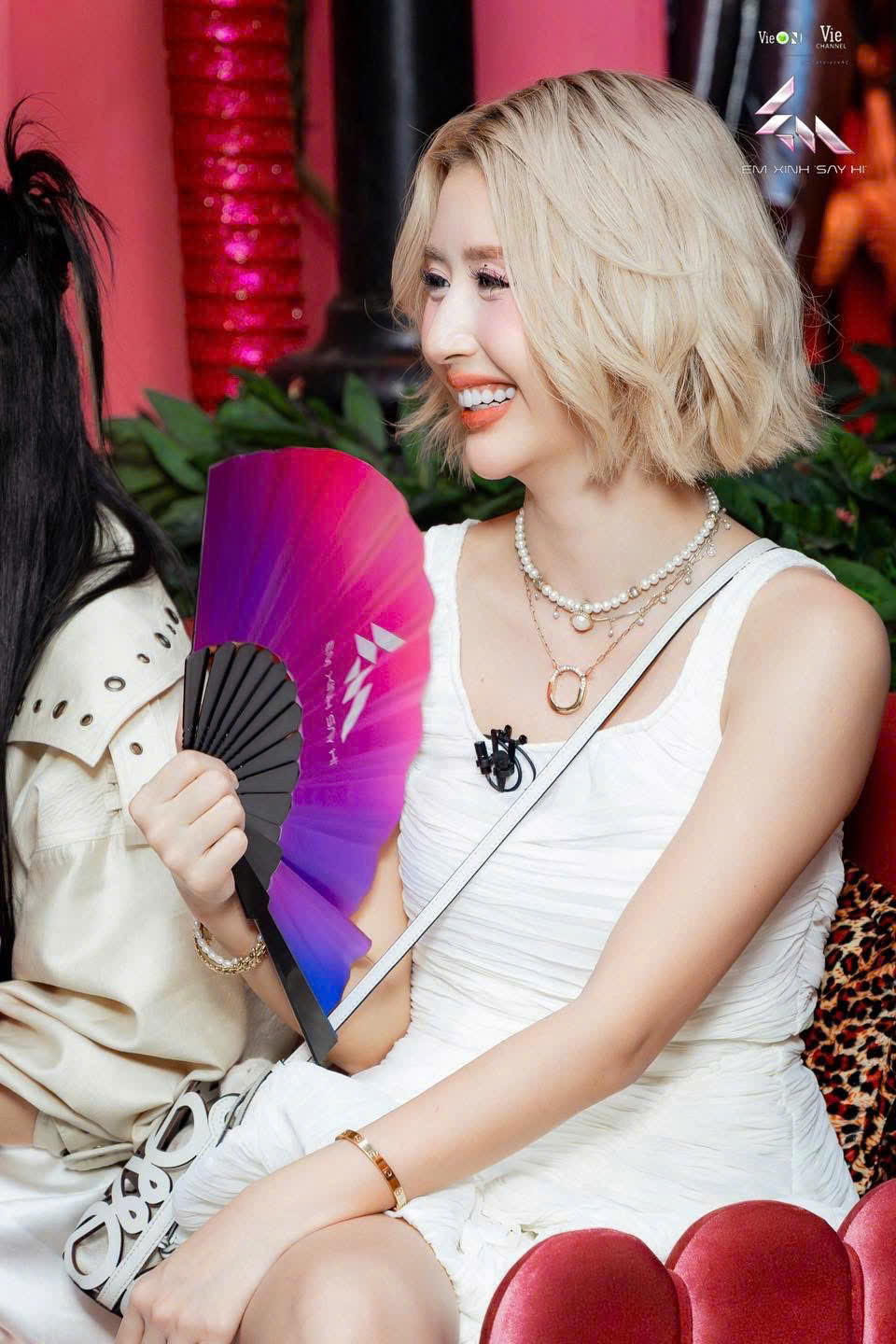 Quỳnh Anh Shyn hóa "tiểu thư đỏng đảnh", tự rút quân dù Miu Lê chưa từ chối. Quỳnh Anh Shyn hóa "tiểu thư đỏng đảnh", tự rút quân dù Miu Lê chưa từ chối.