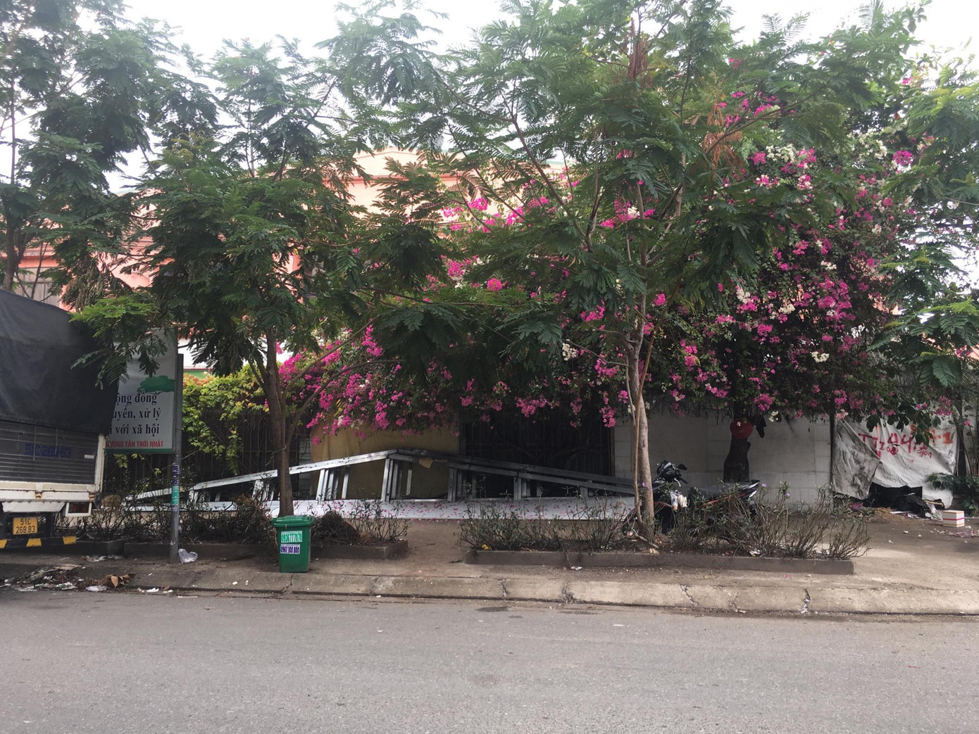 Không gian "không một bóng người" lúc 7 giờ sáng, khác hẳn với Anh Trai "Say Hi". Nguồn: natyputa.1801 (Threads)