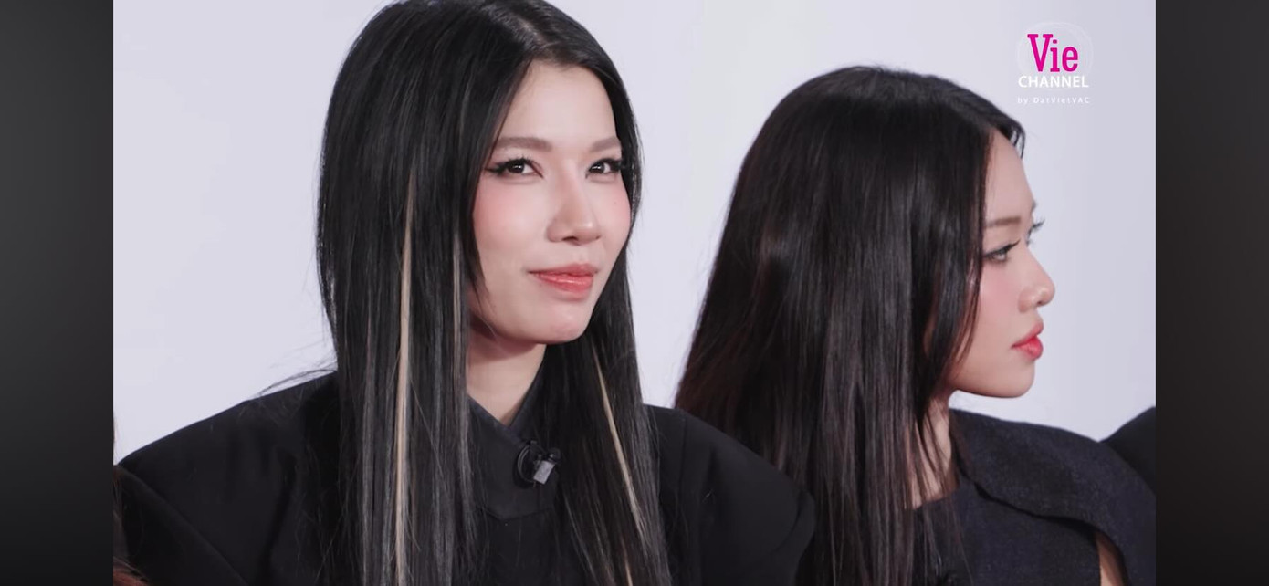 "Nụ cười ẩn ý" của Lyhan và MaiQuinn khi cậu em xuất hiện. "Nụ cười ẩn ý" của Lyhan và MaiQuinn khi cậu em xuất hiện.