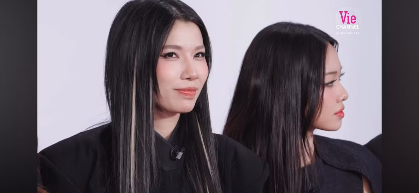 "Nụ cười ẩn ý" của Lyhan và MaiQuinn khi cậu em xuất hiện.