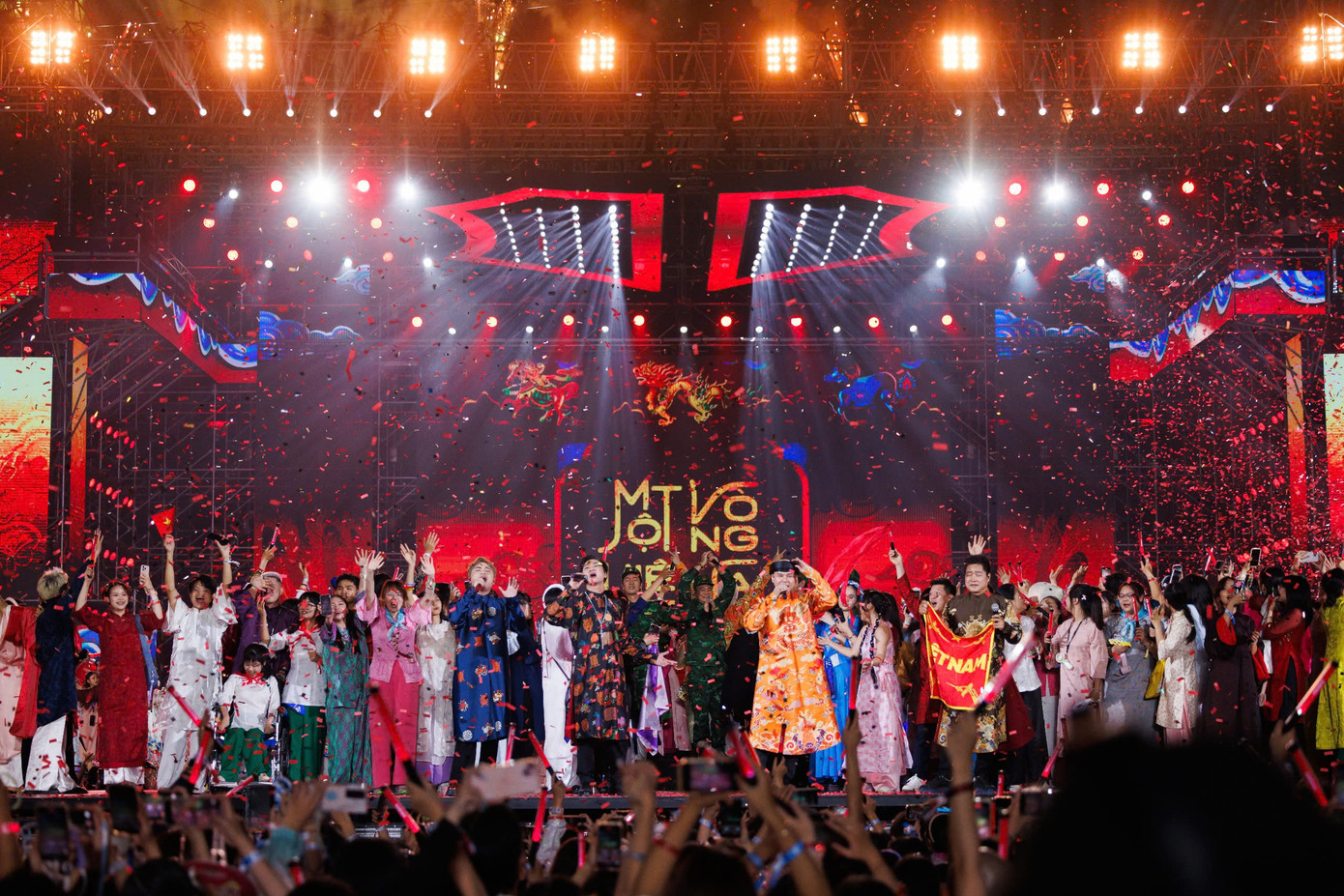 Ở Concert Day 3, chương trình xác lập Kỷ lục Guinness Việt Nam về sự kiện có số lượng người tham gia mặc trang phục dân tộc đông nhất.