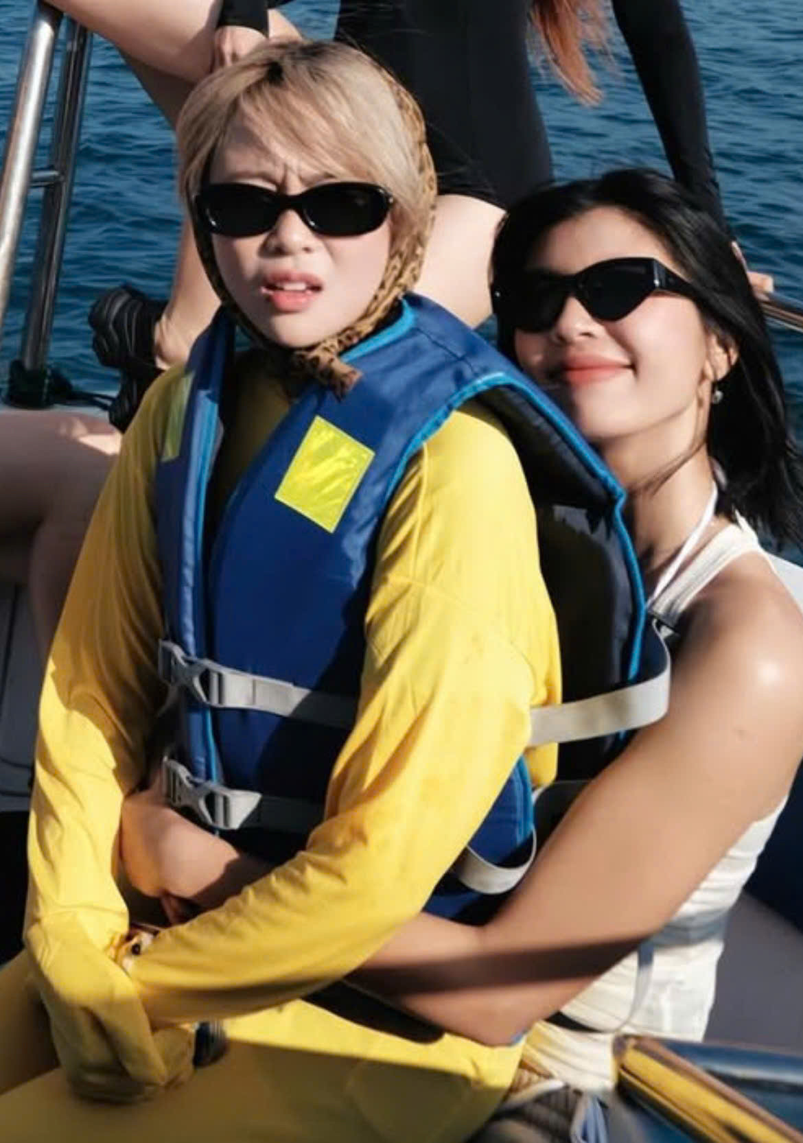 Trong khi mọi người "chị chị em em" thân thiết, "cậu Ba" MisThy lại hơi "nhăn nhó" trong lòng khi ở cạnh Đồng Ánh Quỳnh. Trong khi mọi người "chị chị em em" thân thiết, "cậu Ba" MisThy lại hơi "nhăn nhó" trong lòng khi ở cạnh Đồng Ánh Quỳnh.