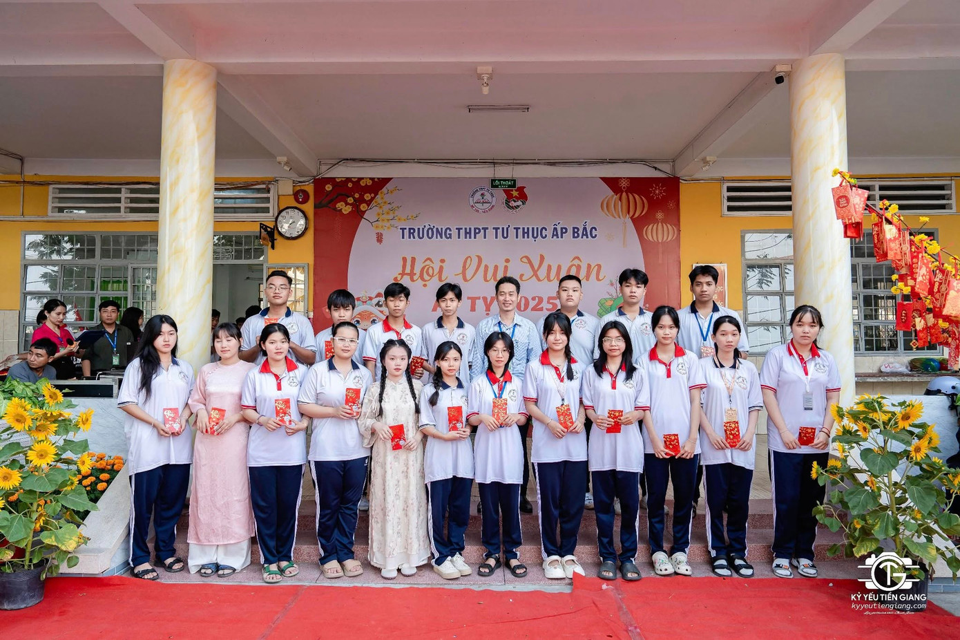 Ảnh: Đoàn Thanh niên trường THPT Tư Thục Ấp Bắc - thành phố Mỹ Tho Ảnh: Đoàn Thanh niên trường THPT Tư Thục Ấp Bắc - thành phố Mỹ Tho