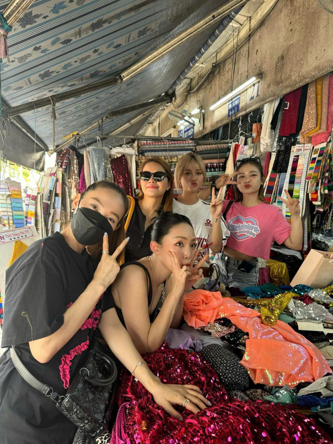 Người hâm mộ thích thú trước màn "trả giá", "tấu hài" của MisThy, Minh Hằng, Tóc Tiên, Phạm Quỳnh Anh, Dương Hoàng Yến. Ảnh: Minh Hằng. Người hâm mộ thích thú trước màn "trả giá", "tấu hài" của MisThy, Minh Hằng, Tóc Tiên, Phạm Quỳnh Anh, Dương Hoàng Yến. Ảnh: Minh Hằng.