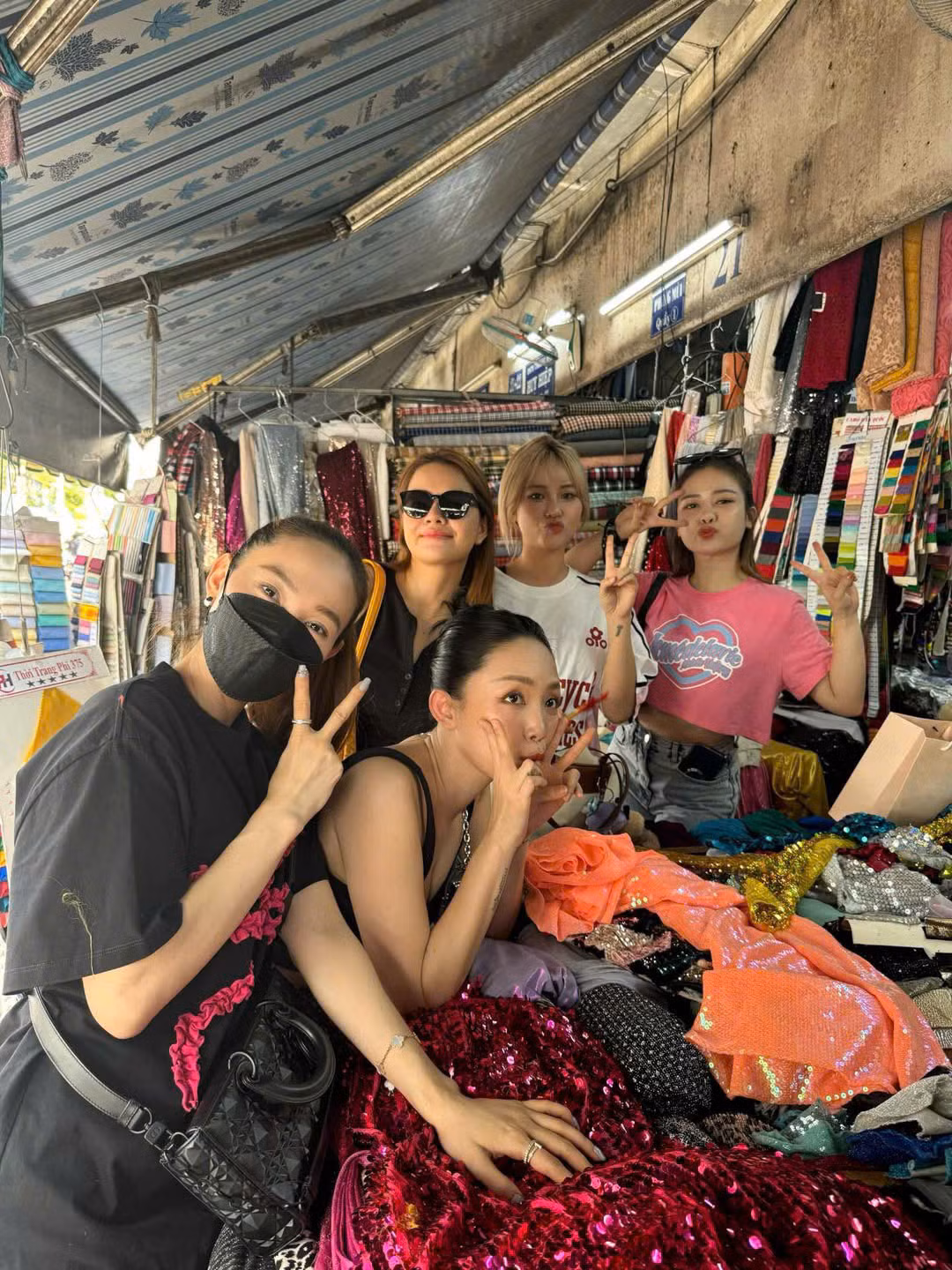 Người hâm mộ thích thú trước màn "trả giá", "tấu hài" của MisThy, Minh Hằng, Tóc Tiên, Phạm Quỳnh Anh, Dương Hoàng Yến. Ảnh: Minh Hằng.