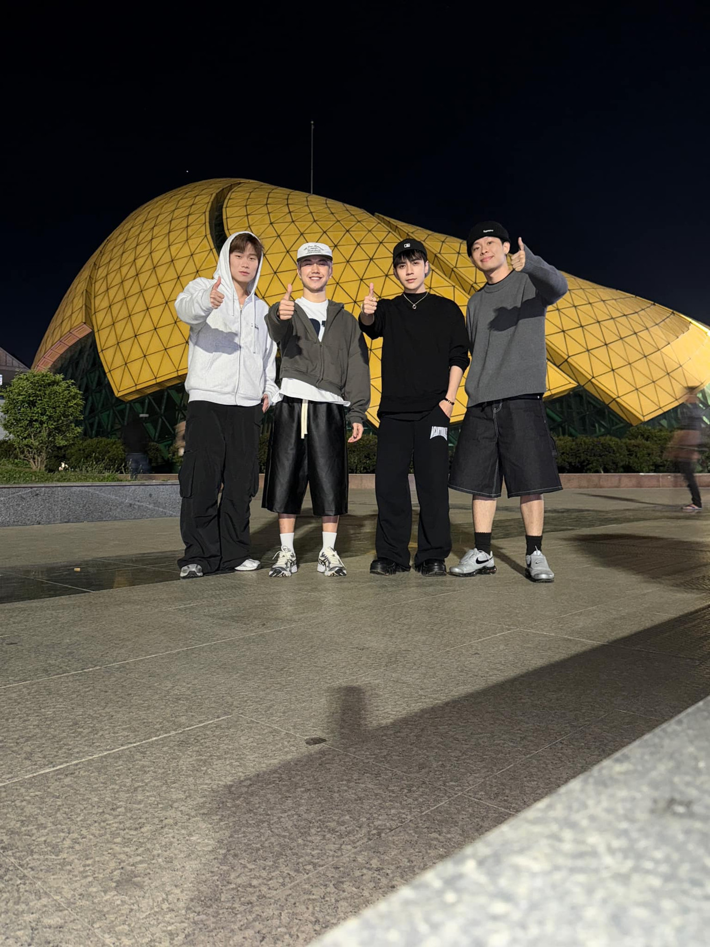 Chiều cao "tương đồng" đến bất ngờ trong bức hình. Chiều cao "tương đồng" đến bất ngờ trong bức hình.