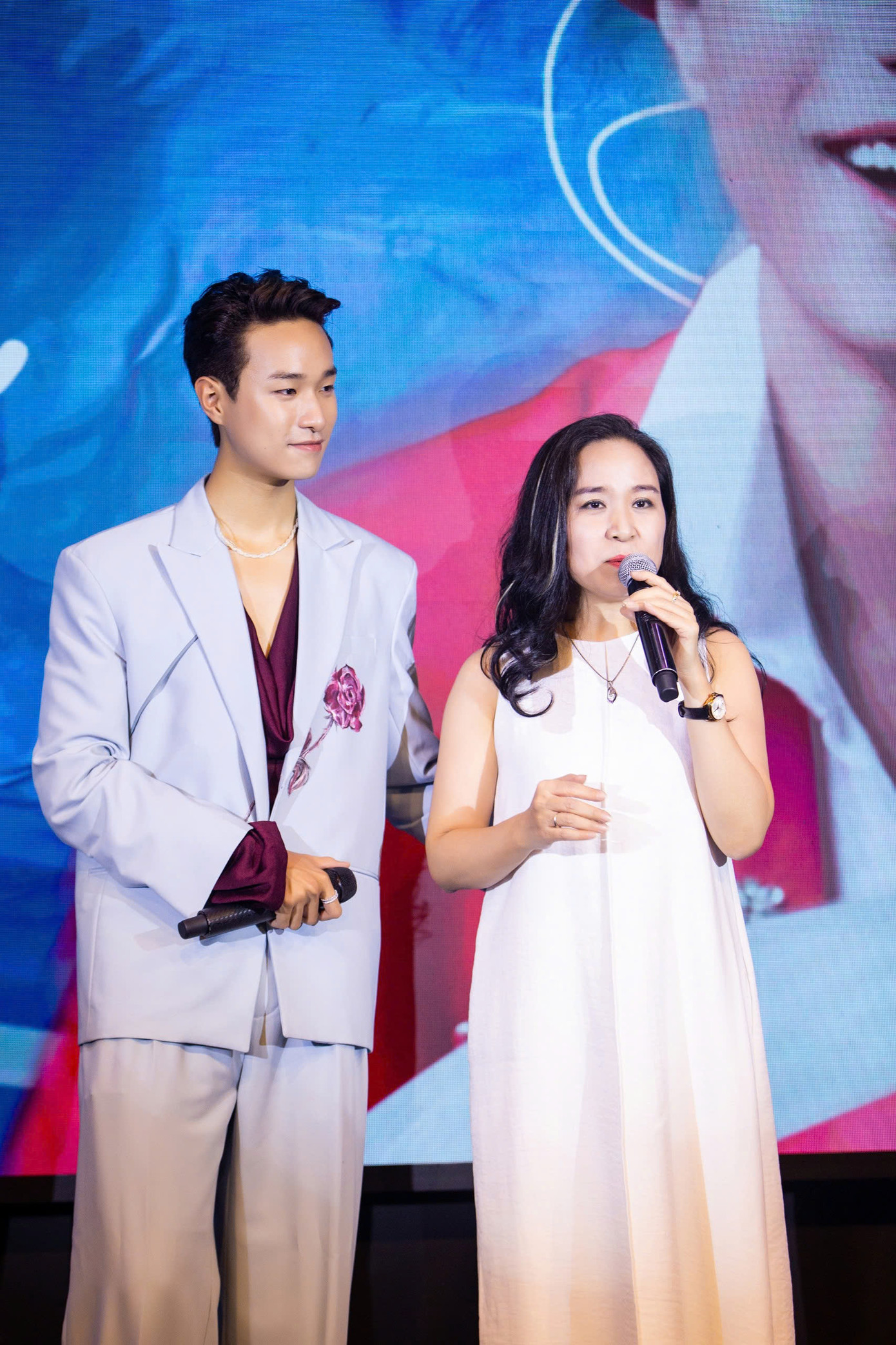 NSƯT Minh Phương (mẹ của Hà An Huy) xúc động tâm sự tại buổi ra mắt EP. NSƯT Minh Phương (mẹ của Hà An Huy) xúc động tâm sự tại buổi ra mắt EP.