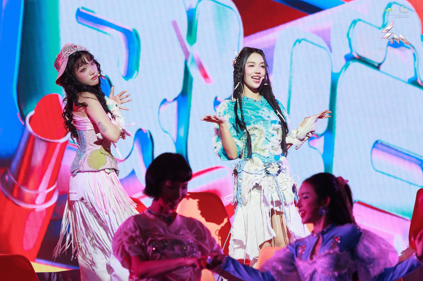 Sự thể hiện của Hoàng Duyên tại Em Xinh đang bị xem là quá an toàn. Sự thể hiện của Hoàng Duyên tại Em Xinh đang bị xem là quá an toàn.