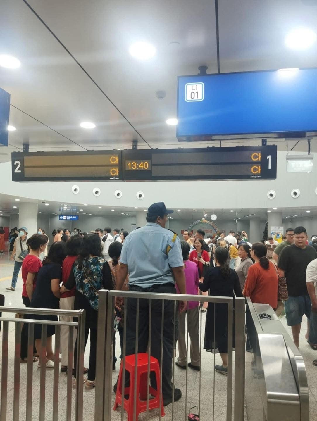 Người đi tàu chụp hình "người khổng lồ" của Metro. Ảnh: Đinh Huỳnh Ngọc Hằng, Bình Minh Người đi tàu chụp hình "người khổng lồ" của Metro. Ảnh: Đinh Huỳnh Ngọc Hằng, Bình Minh