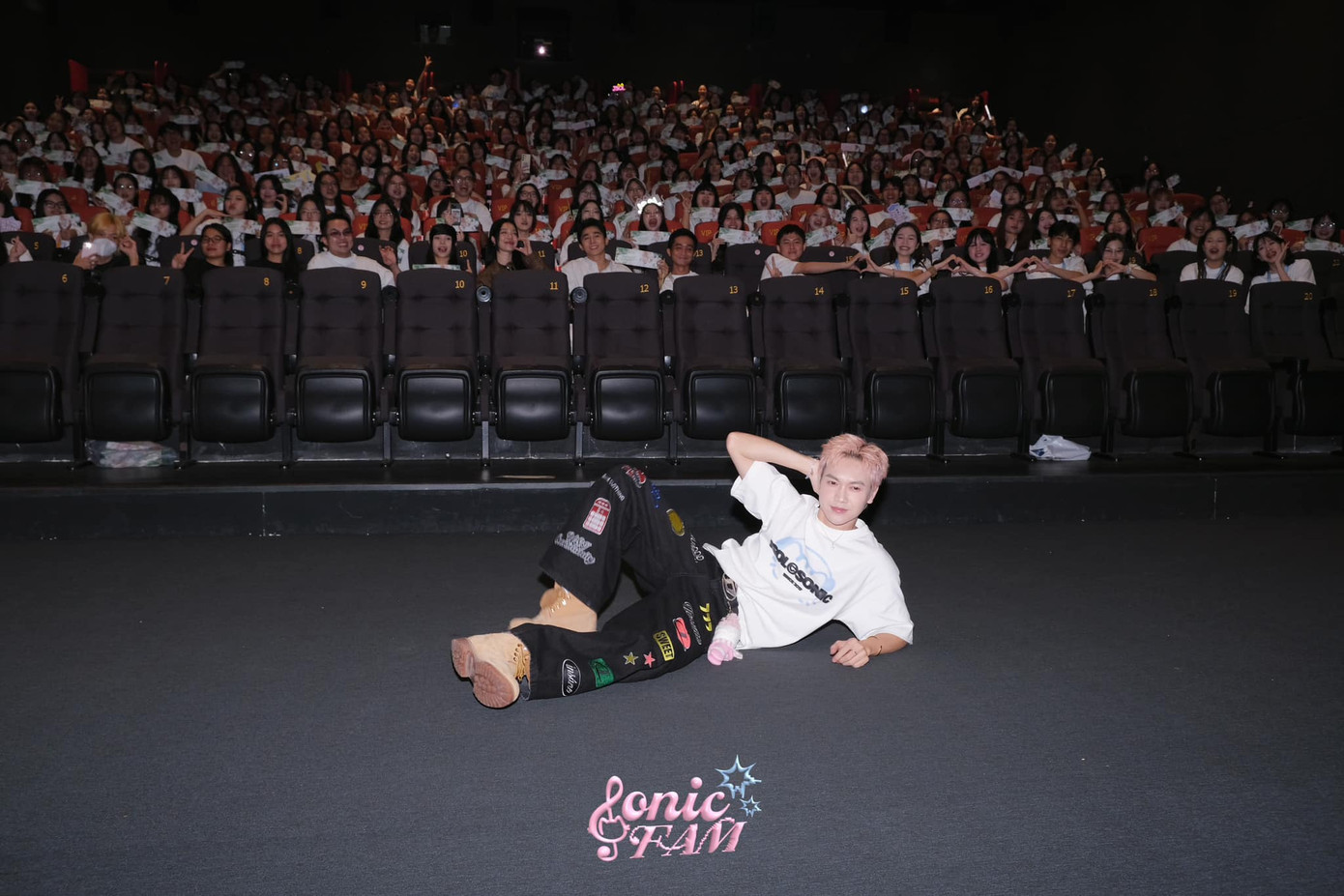 "Giám đốc" JSOL đến họp công ty cùng nhân viên. Nguồn: Sonic Fam.