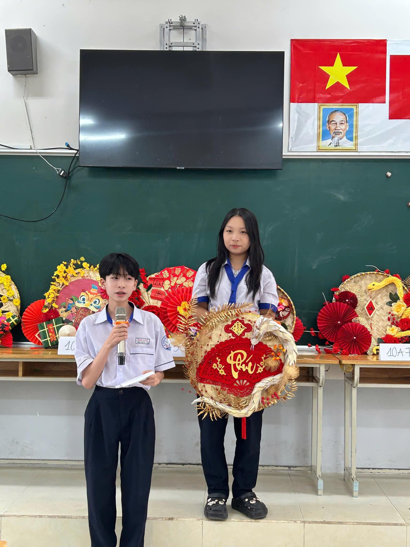 Các bạn học sinh giới thiệu về sản phẩm. Ảnh: Tuổi trẻ Trường THPT Định Quán Các bạn học sinh giới thiệu về sản phẩm. Ảnh: Tuổi trẻ Trường THPT Định Quán