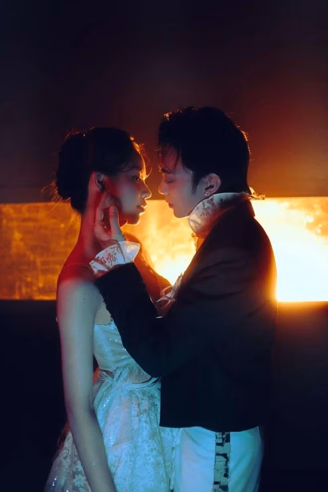 Sự giống nhau này khiến dân tình bật cười, tự hỏi liệu đây là vô tình hay có chủ ý.