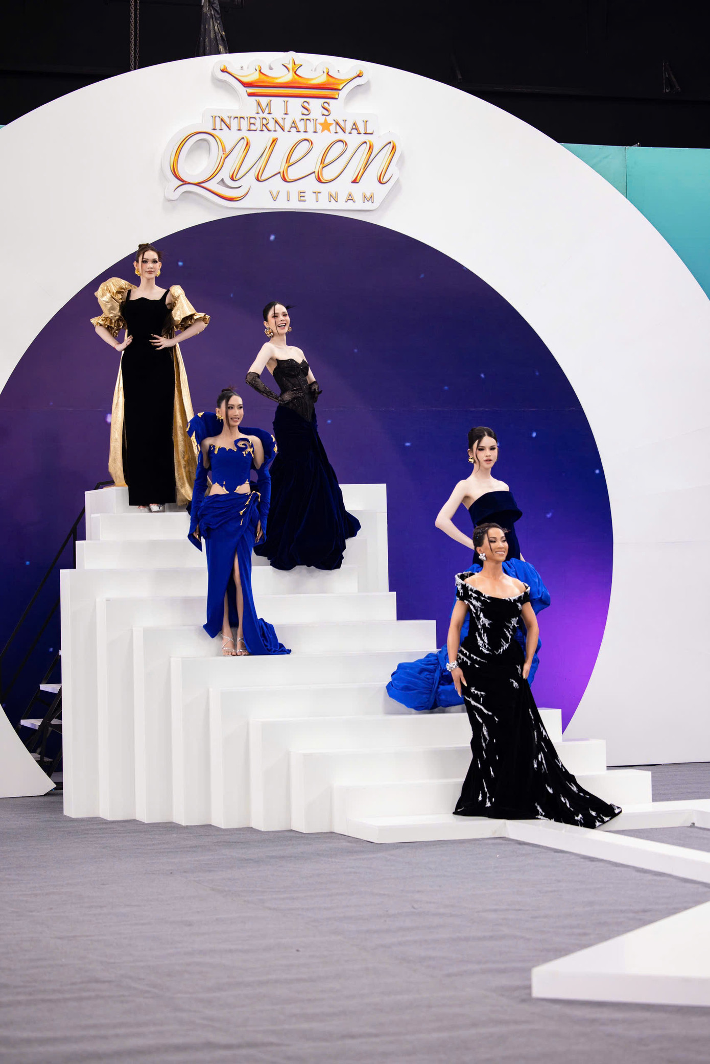 Ở thử thách chính, mỗi đội đều có những ý tưởng dàn xếp sân khấu riêng. Ở thử thách chính, mỗi đội đều có những ý tưởng dàn xếp sân khấu riêng.