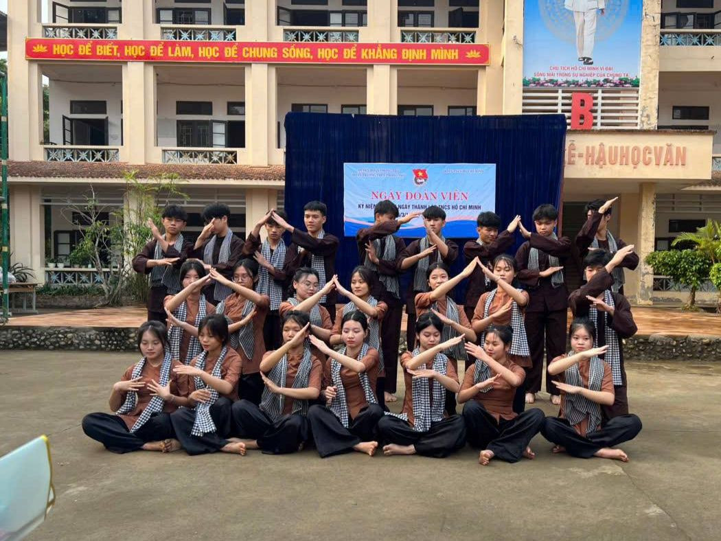 Ảnh: Đoàn trường THPT Phong Thổ