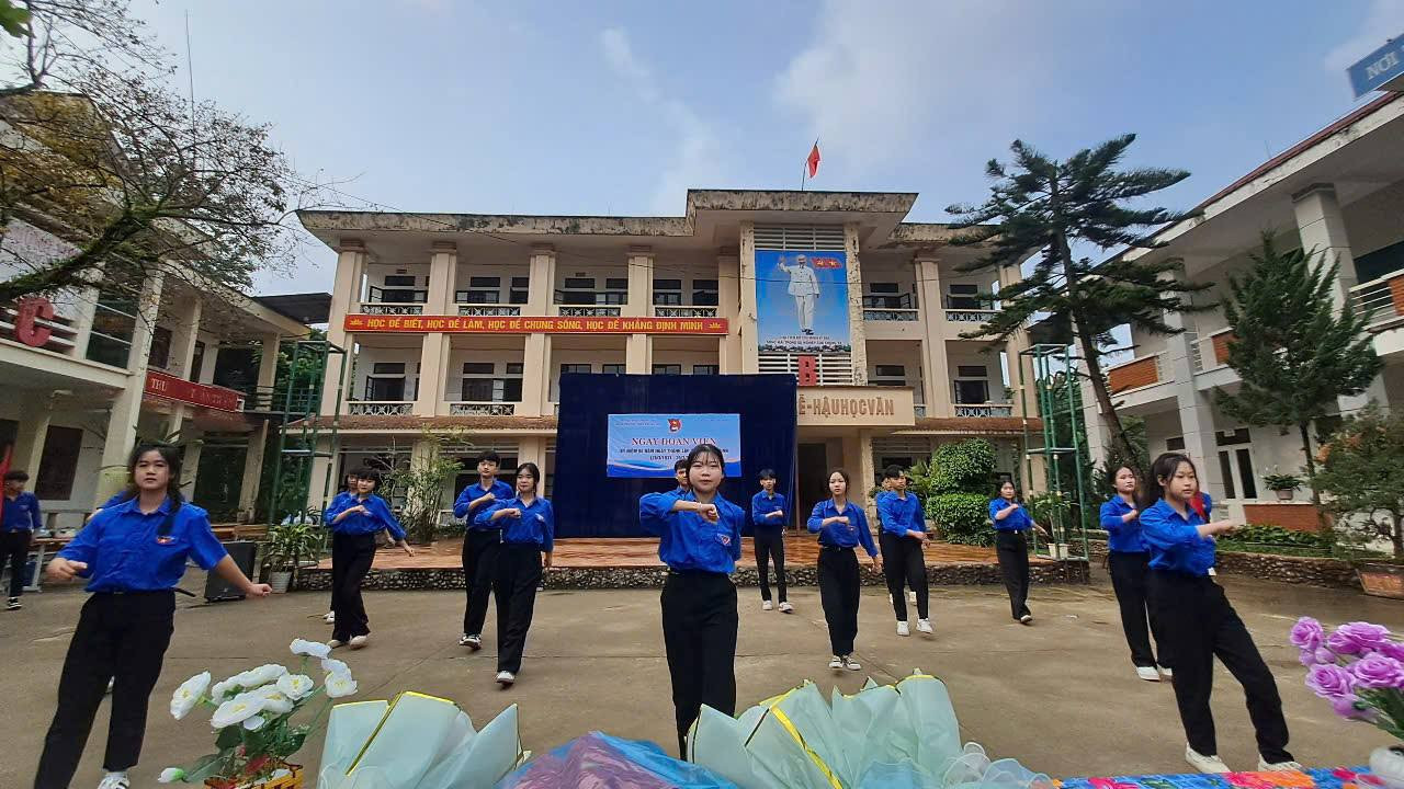 Ảnh: Đoàn trường THPT Phong Thổ