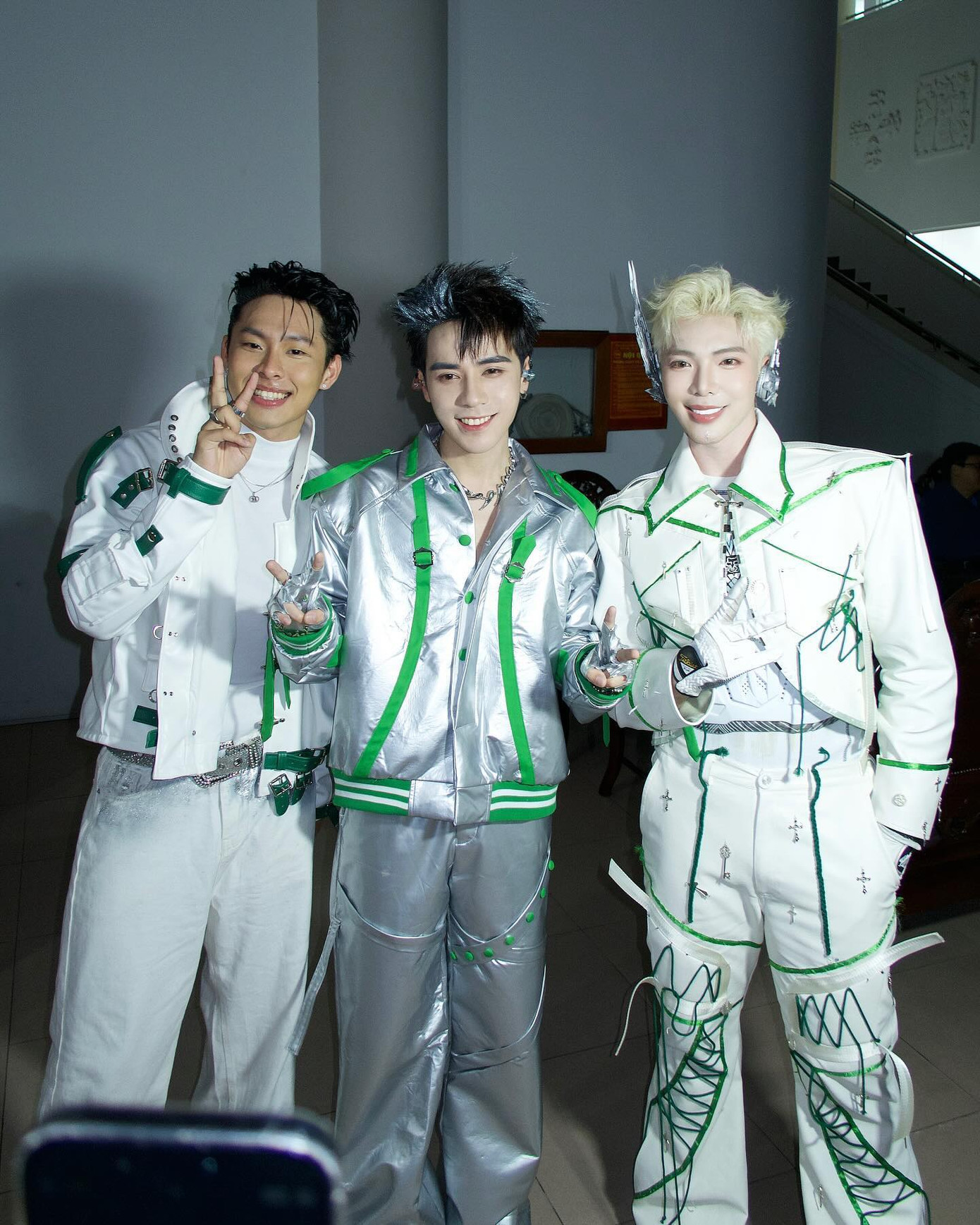 HURRYKNG, Quang Hùng MasterD, ERIK tại đêm nhạc đón năm mới. Ảnh: @erikthanh_ HURRYKNG, Quang Hùng MasterD, ERIK tại đêm nhạc đón năm mới. Ảnh: @erikthanh_