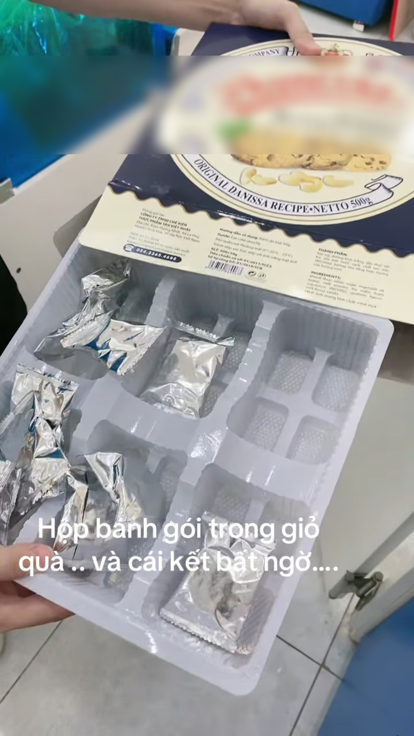 Hộp bánh "vỏ to ruột nhỏ" khiến nhiều người "đứng hình mất 5 giây". Hộp bánh "vỏ to ruột nhỏ" khiến nhiều người "đứng hình mất 5 giây".