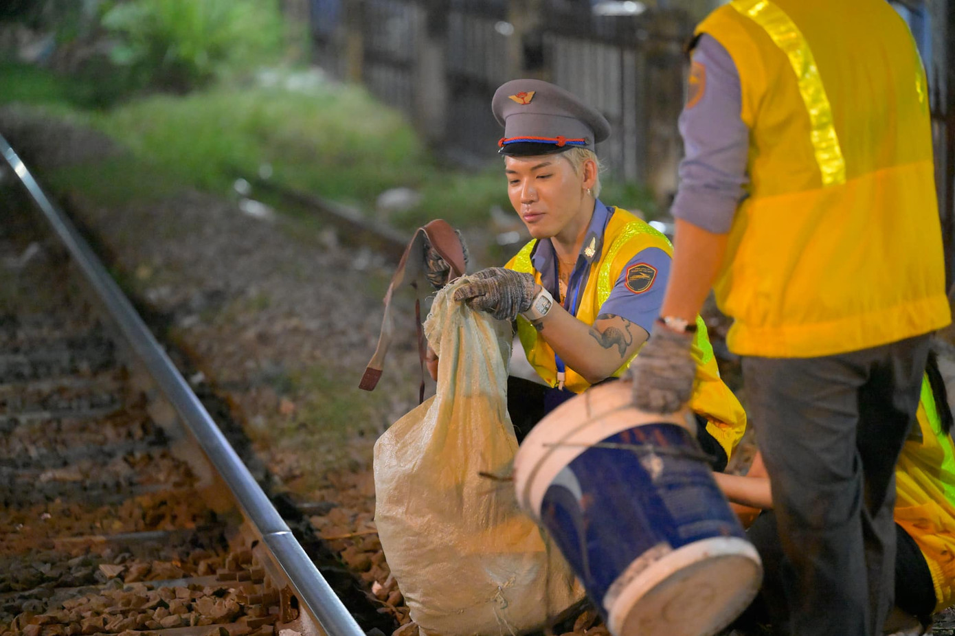 Ca làm với quá nhiều "síc-rịt" của Thùy Tiên và WEAN LE khi nhặt rác.