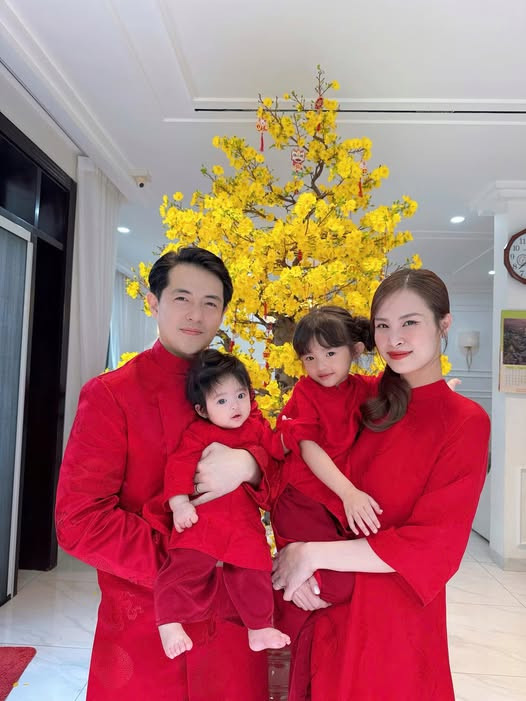 Đông Nhi - Ông Cao Thắng và 2 "công chúa nhỏ" diện áo dài đỏ rực đón Tết. Đông Nhi - Ông Cao Thắng và 2 "công chúa nhỏ" diện áo dài đỏ rực đón Tết.