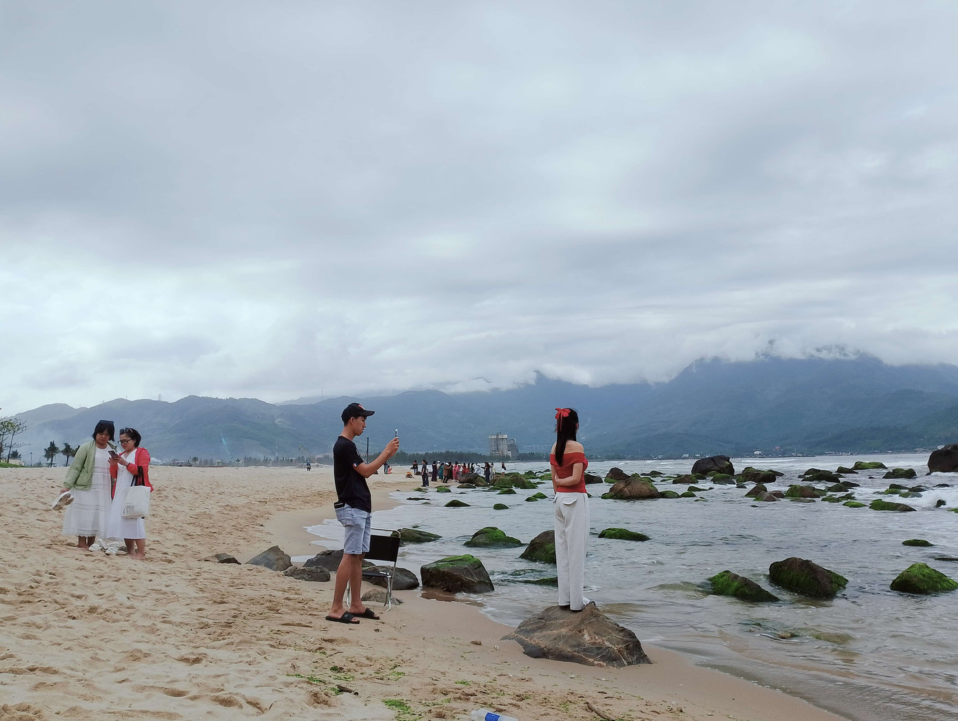 Rất đông bạn trẻ đến đây để check-in trước khi hết mùa rêu xanh. Ảnh: Hữu Tùng Rất đông bạn trẻ đến đây để check-in trước khi hết mùa rêu xanh. Ảnh: Hữu Tùng