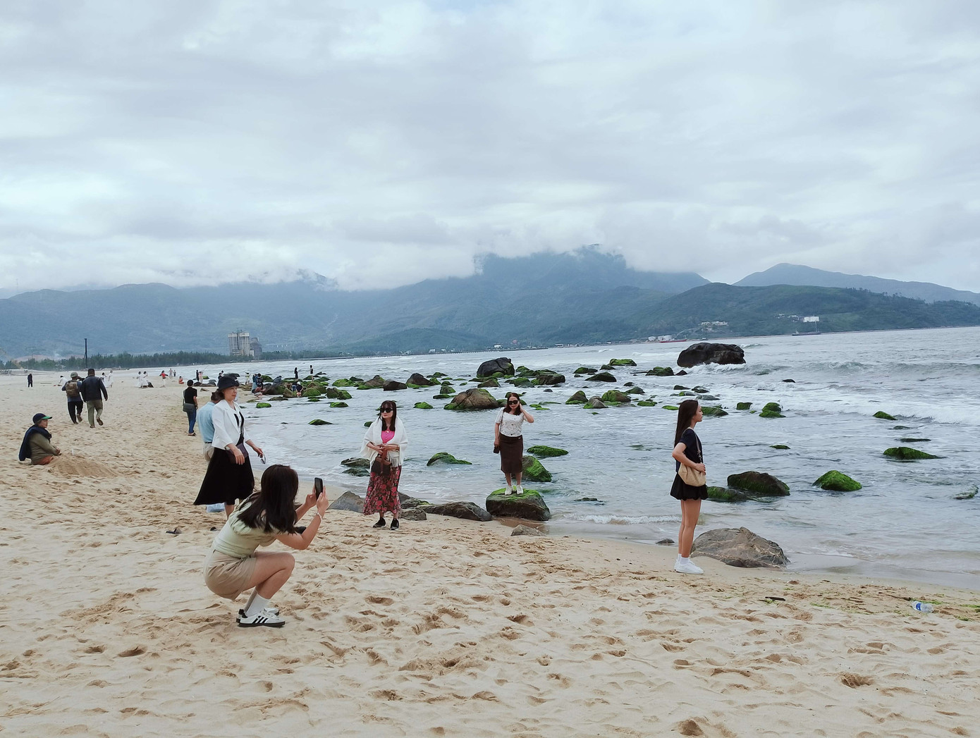 Rất đông bạn trẻ đến đây để check-in trước khi hết mùa rêu xanh. Ảnh: Hữu Tùng Rất đông bạn trẻ đến đây để check-in trước khi hết mùa rêu xanh. Ảnh: Hữu Tùng