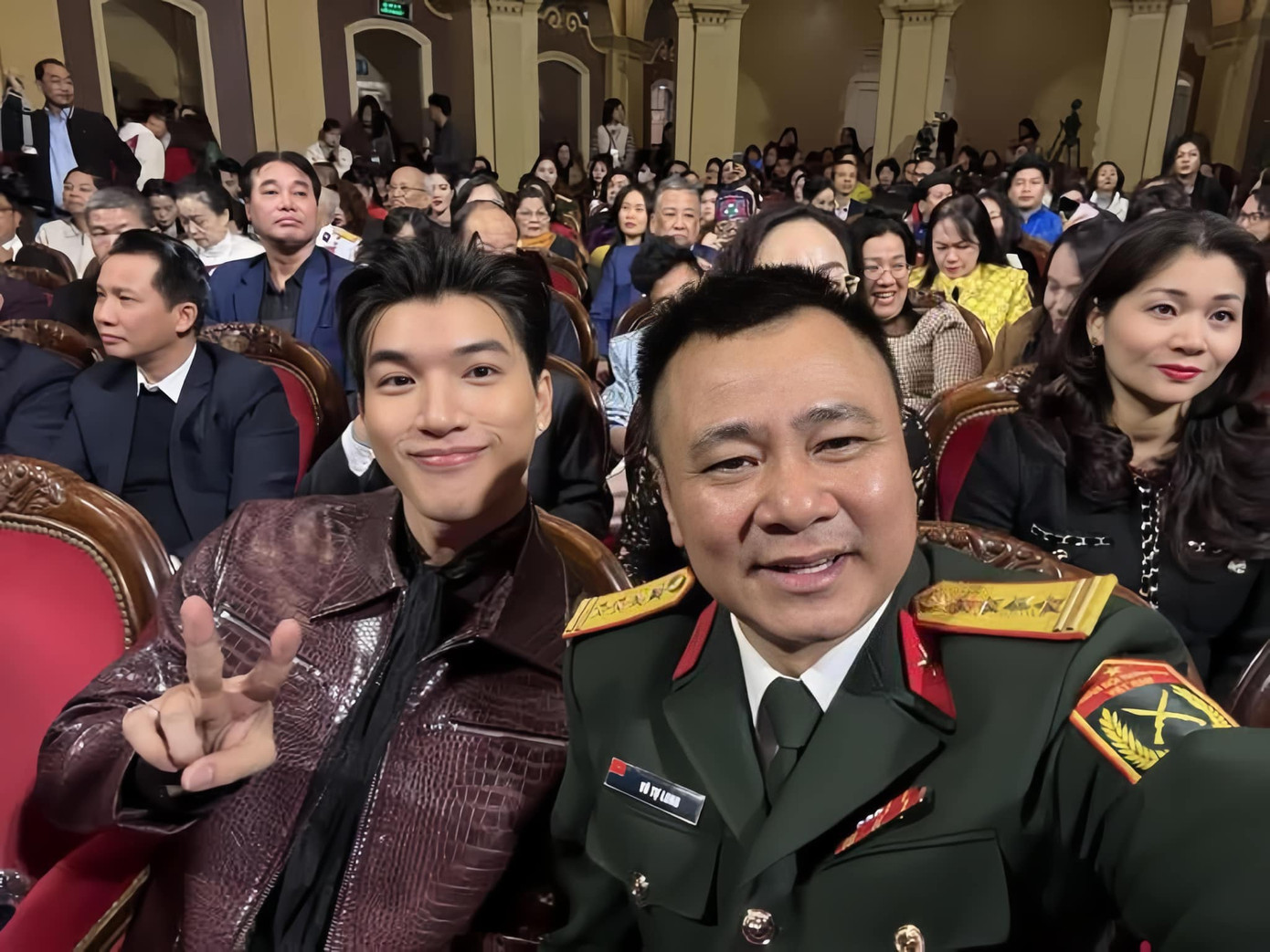 NSND Tự Long rủ HIEUTHUHAI chụp ảnh cùng. NSND Tự Long rủ HIEUTHUHAI chụp ảnh cùng.