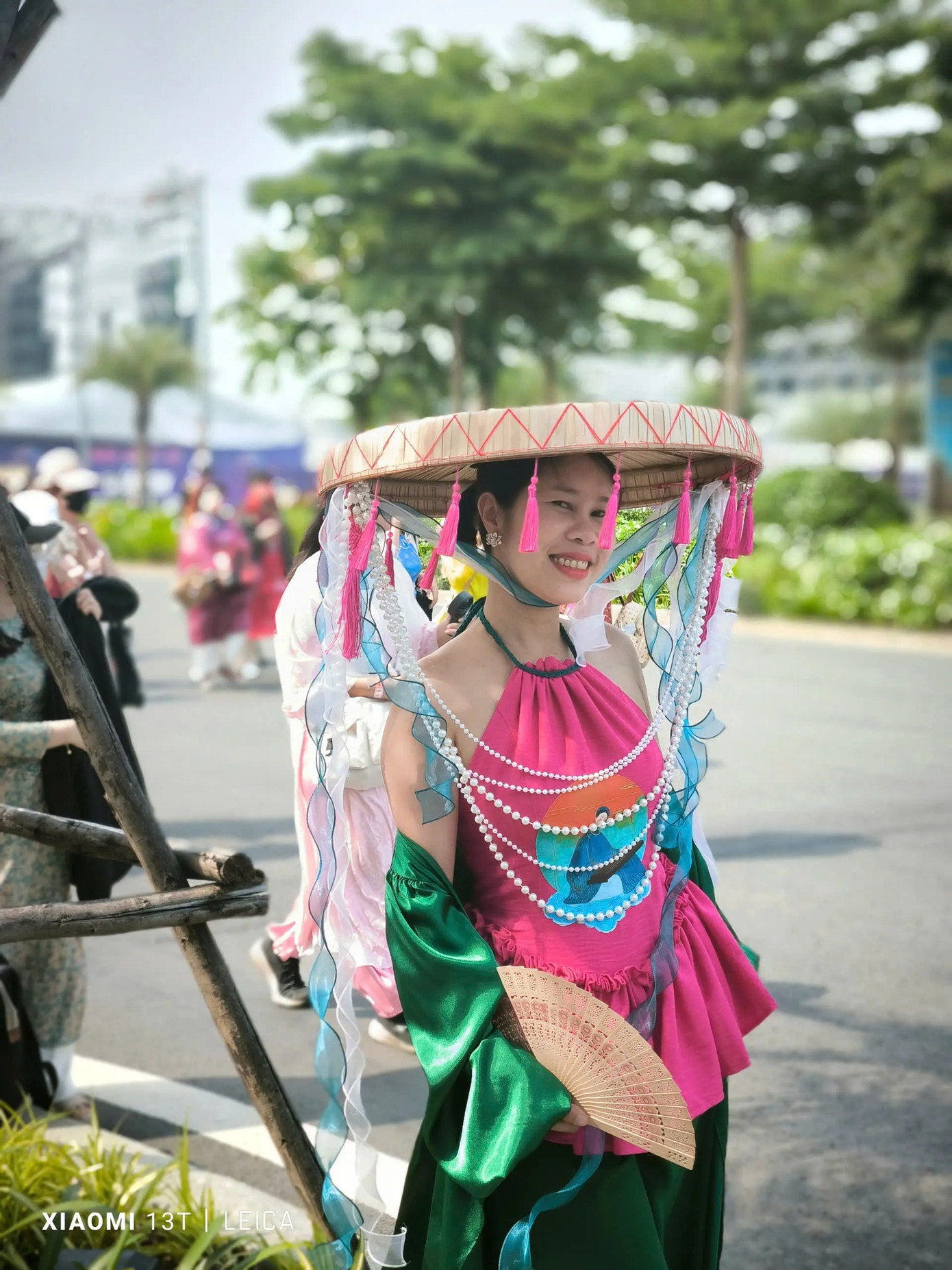 Chất liệu trang phục cũng được lựa chọn kỹ lưỡng để phù hợp với sự kiện, ví như lụa nhẹ nhàng giúp di chuyển thoải mái lại không bí bách do thời tiết nóng. Nguồn: @dung.kim88