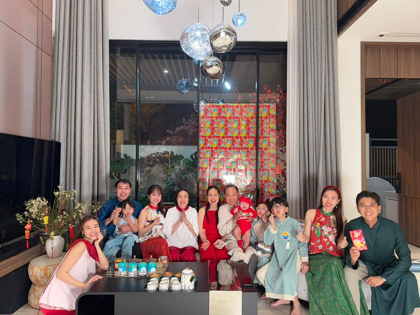 Gia đình Chị Đẹp Ninh Dương Lan Ngọc cùng sum vầy chúc Tết. Gia đình Chị Đẹp Ninh Dương Lan Ngọc cùng sum vầy chúc Tết.