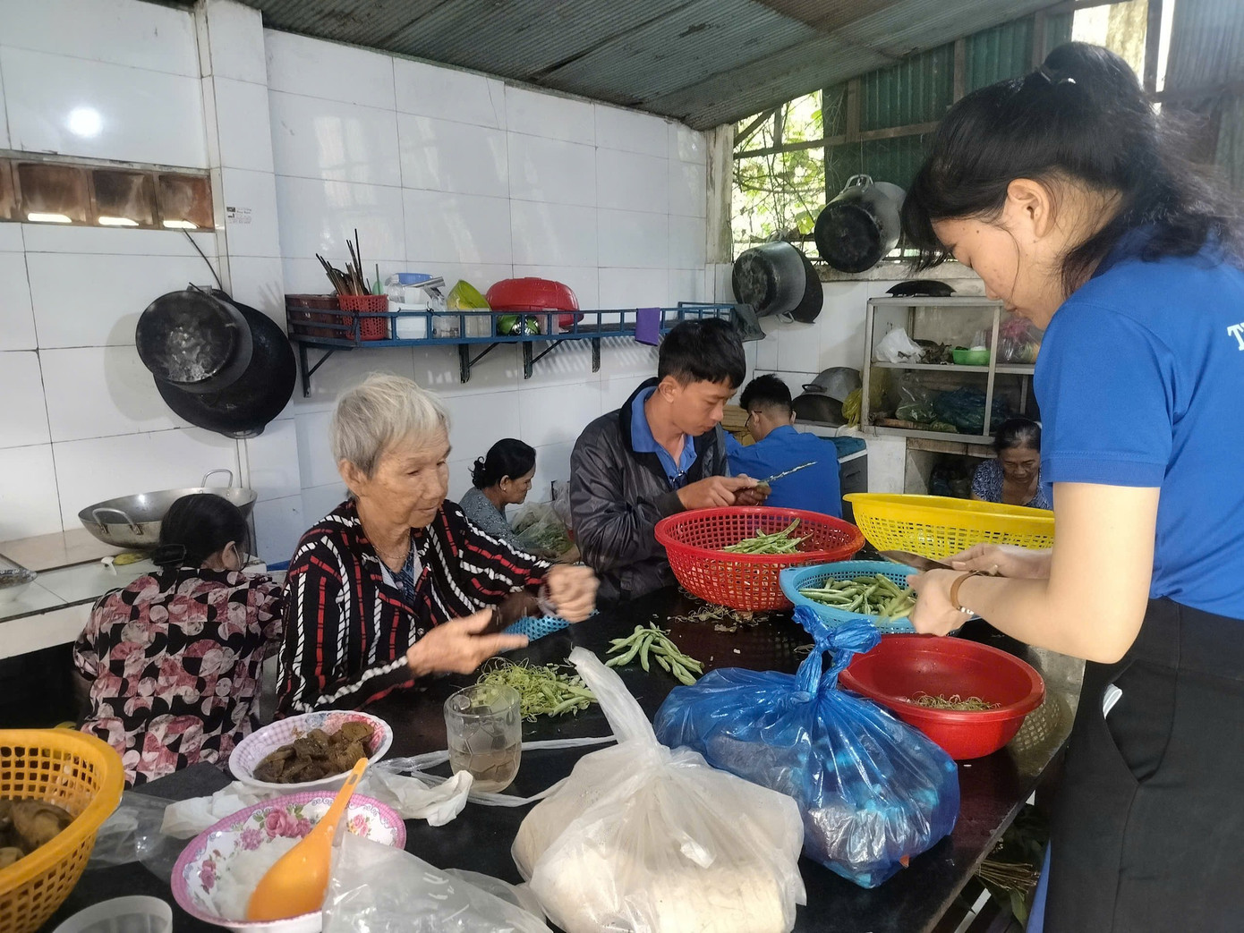 Đoàn viên thanh niên cùng các cô chú tình nguyện tổ chức nấu cơm. Ảnh: Đoàn Thị Trấn Long Hồ Đoàn viên thanh niên cùng các cô chú tình nguyện tổ chức nấu cơm. Ảnh: Đoàn Thị Trấn Long Hồ