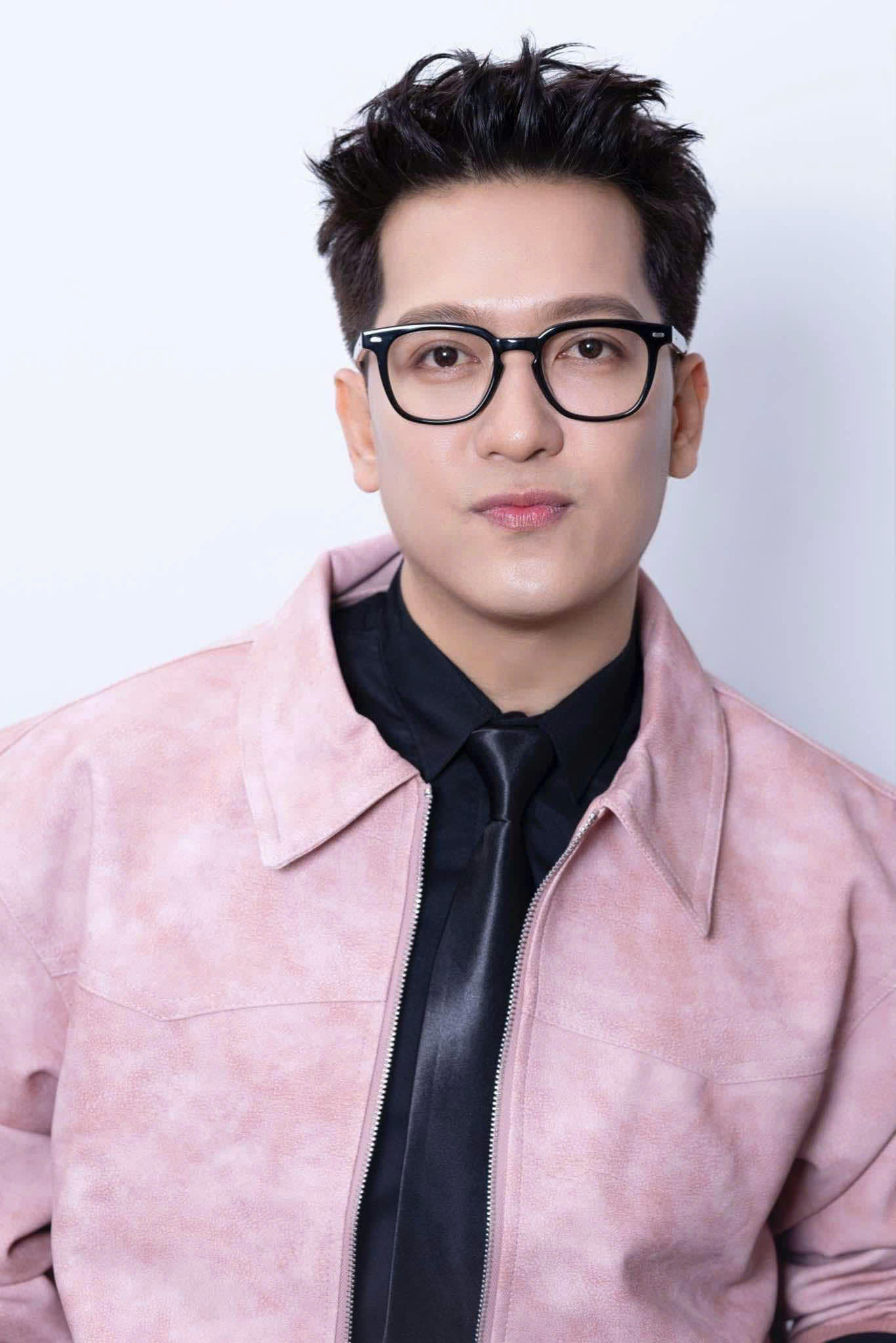 Netizen gọi đây là màn "trẻ hóa ngược" của nam nghệ sĩ. Netizen gọi đây là màn "trẻ hóa ngược" của nam nghệ sĩ.