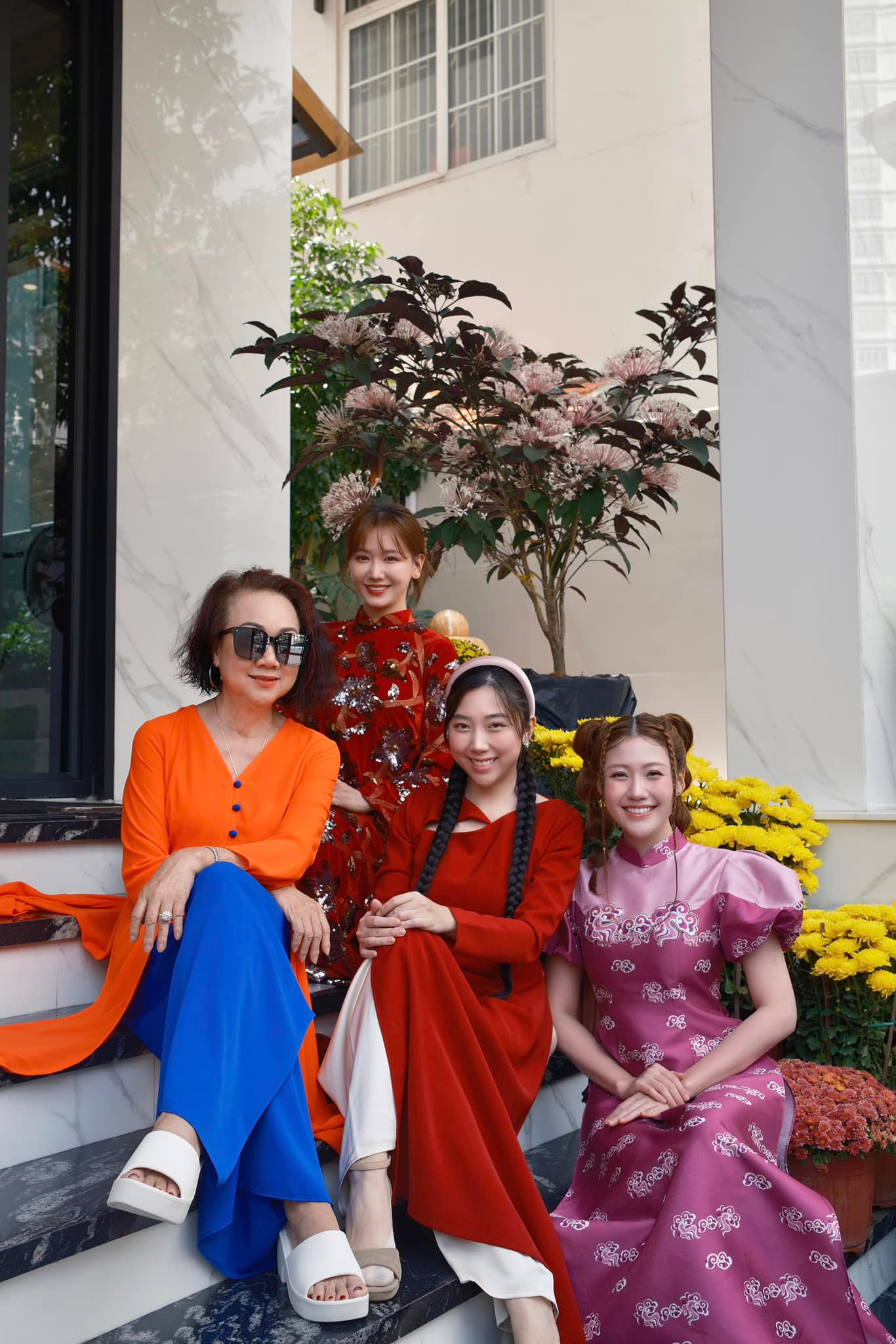 Hari Won "flex": "4 phụ nữ đẹp nhất nhà chụp hình Tết". Hari Won "flex": "4 phụ nữ đẹp nhất nhà chụp hình Tết".